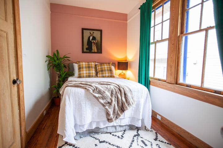 Renovated Uptown Cottage in Walkable Neighborhood gallery image 4