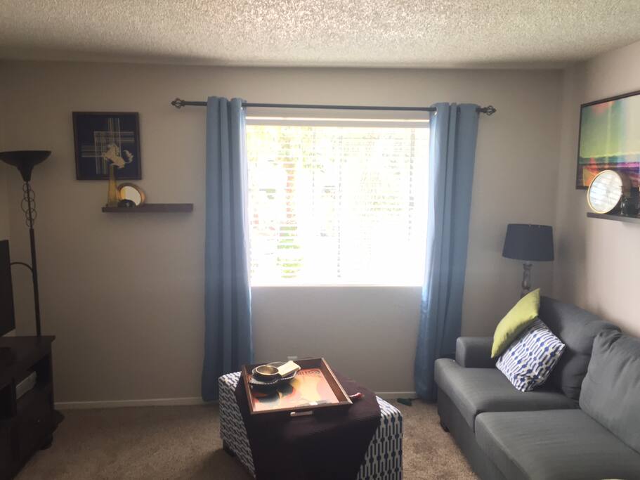 Living room with cable/Wi-Fi