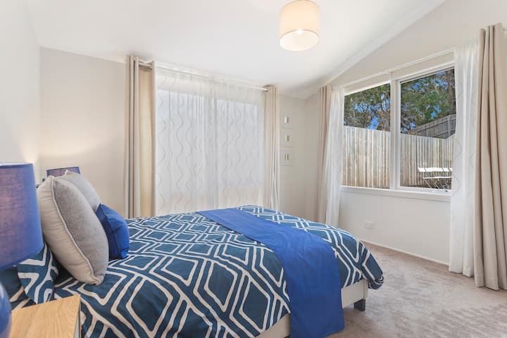 Спална соба со удобен кревет