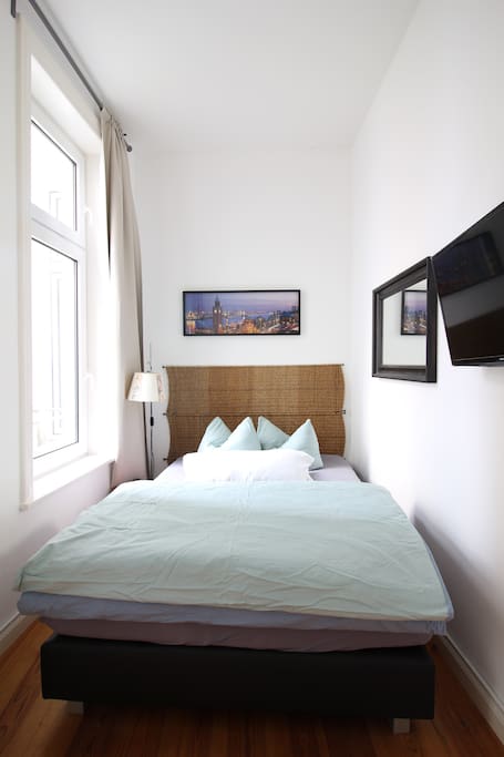 Schlafzimmer (2): Gemütliches Doppelbett / Bedroom 1: Comfortable doublebed