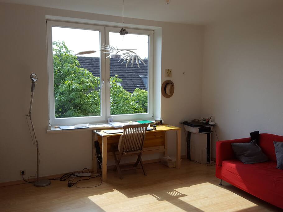 Blick ins "große" Zimmer und Schlafcouch