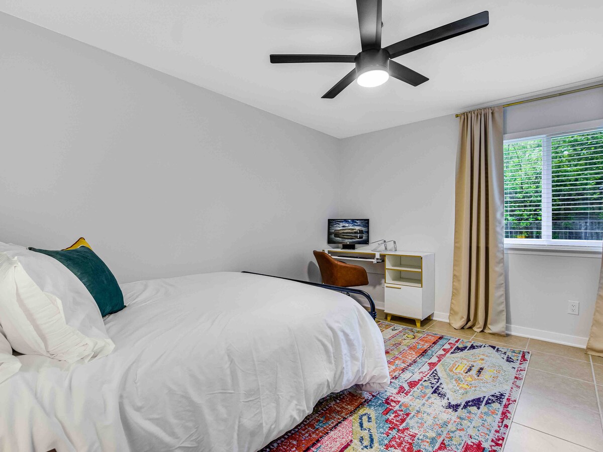 Modern Southwestern 2BR near SoCo