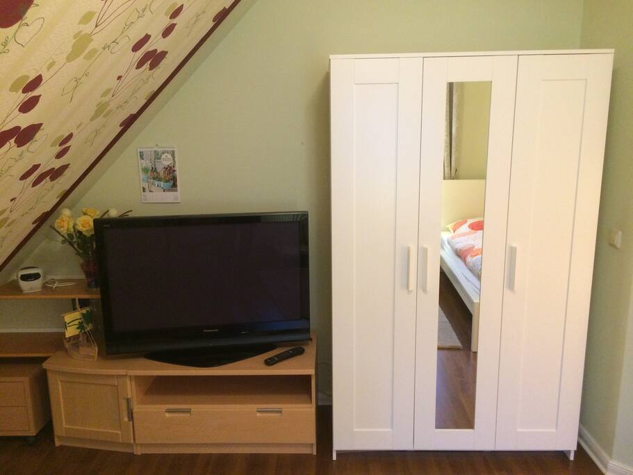 TV und Kleiderschrank