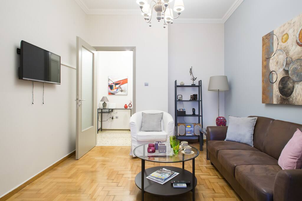 Spacious 'double' living room with free Netflix on TV