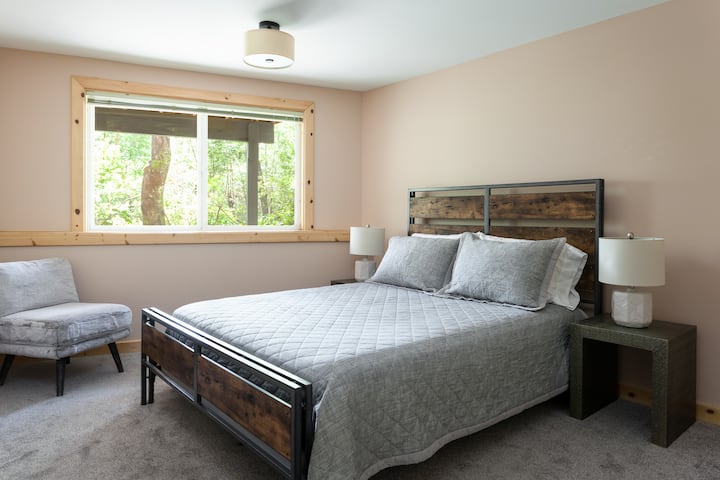 5號臥室（樓下）配有1.8公尺寬雙人牀。 