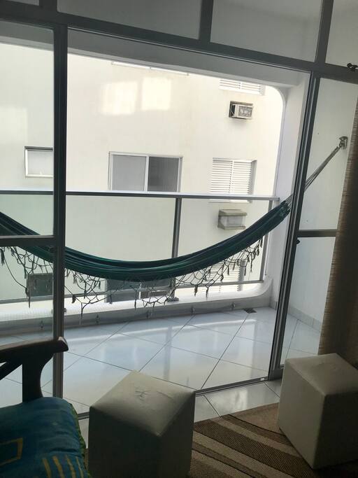 Na varanda há ganchos para a colocação de rede disponível no apto para quem gosta de descansar curtindo o luar.