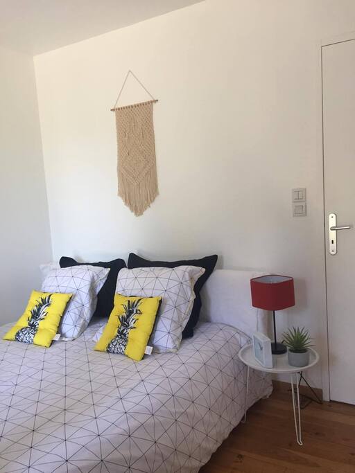 Chambre agréable et lumineuse avec couloir climatisé
