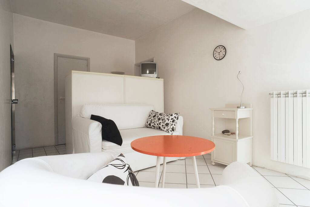 Salotto privato con divano letto