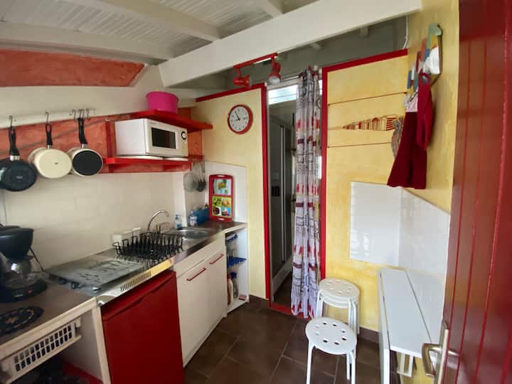 המטבח ( מאחורי וילון המקלחת והשירותים)