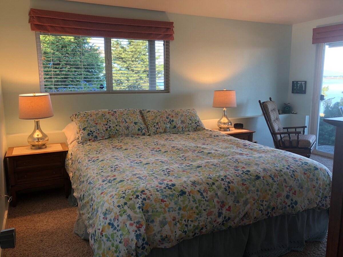 Master bedroom, king bed