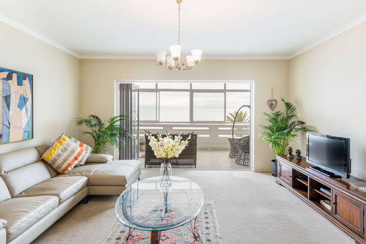 Sweeping Sea Views from a Promenade Balcony gallery image 2