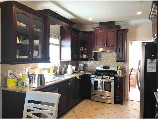 Entire house Central Vancouver gallery image 3