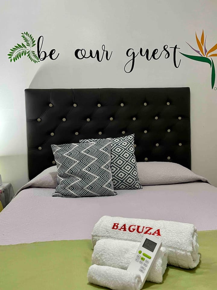 חדר מס '1:  עם מזגן בקומה השנייה. 

יש בו מיטת קווין סייז נוחה וארון הליכה.