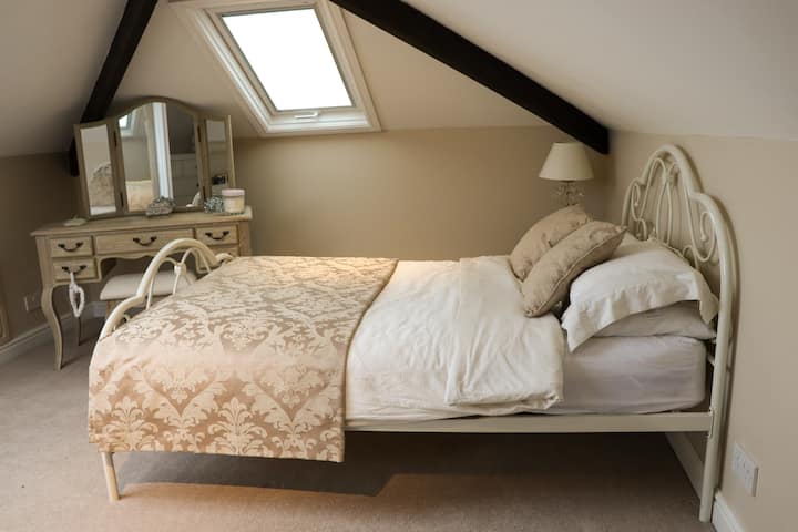 חדר שינה בעליית גג