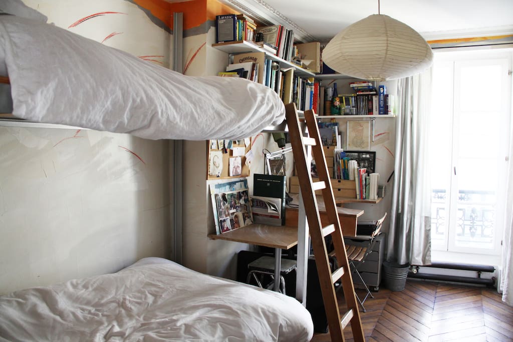 Une chambre lumineuse pour 2 avec un coin bureau