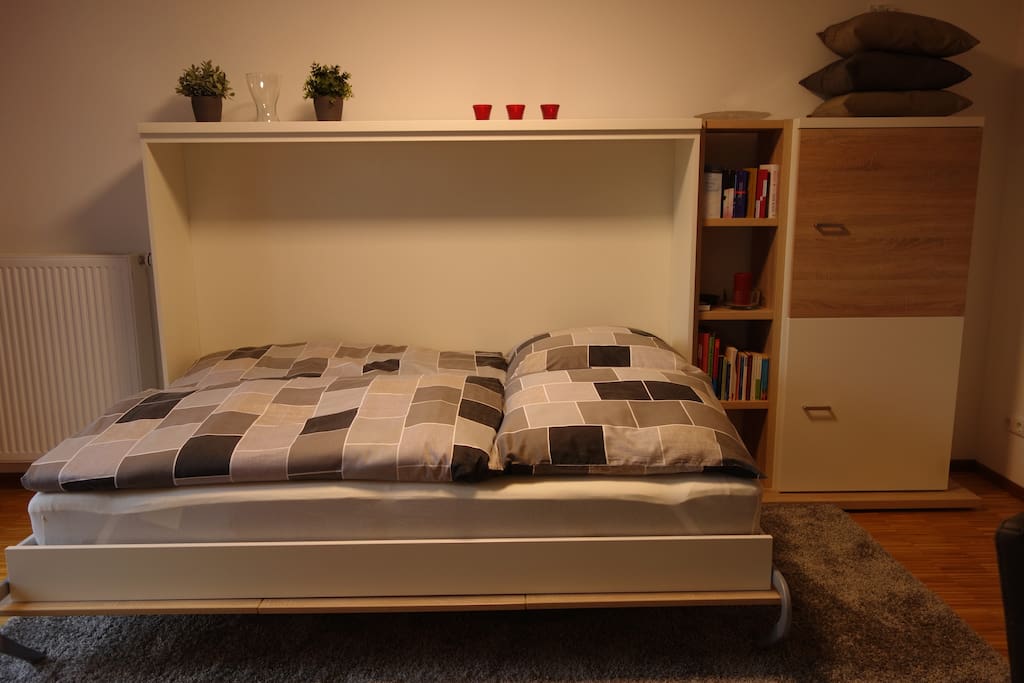 Schrankbett 140X200 geöffnet
Gute Matratze, Bettwäsche ist aufgezogen