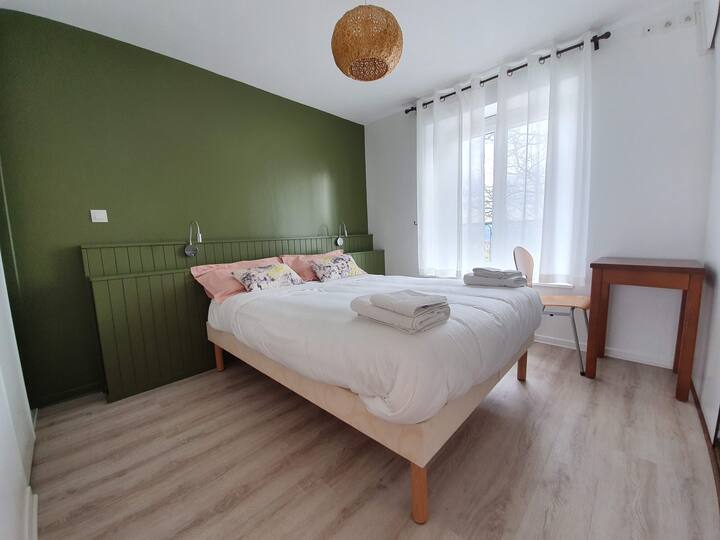Chambre verte
4 personnes
Lit double 