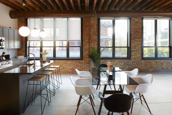 Spectacular Corner 3BR Loft In Fulton Market | Fea gallery image 5