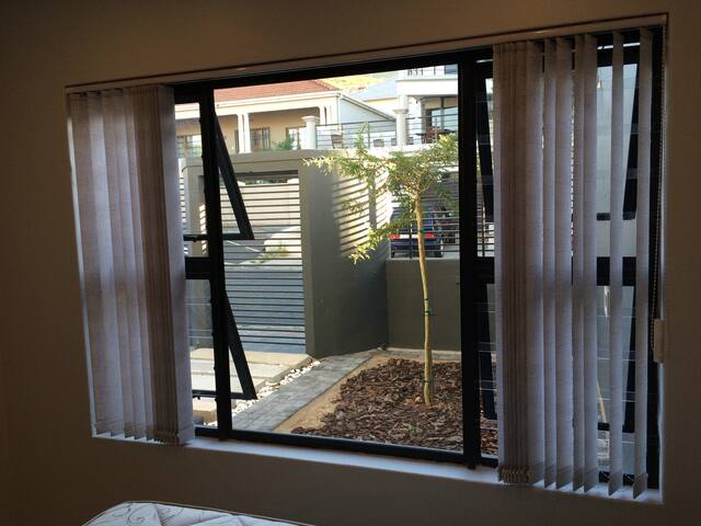 Cape Town Furnished 8 bedroom house gallery image 4