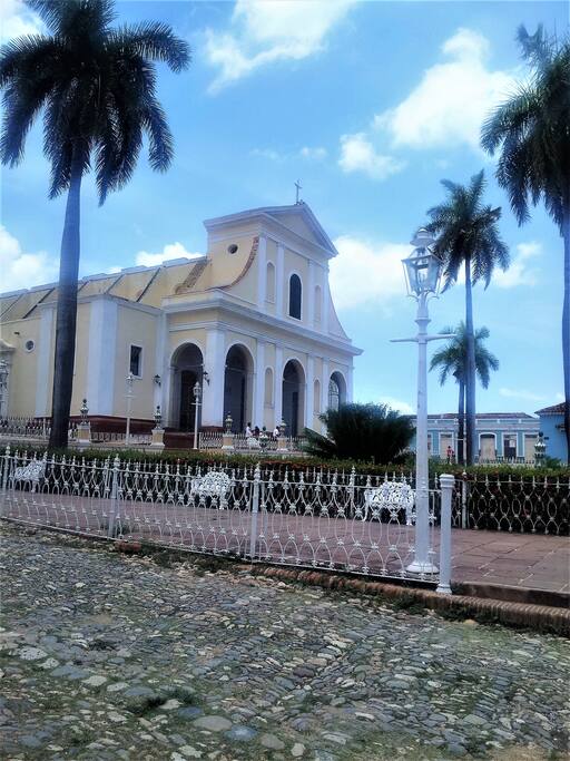 Iglesia Parroquial y Plaza Mayor