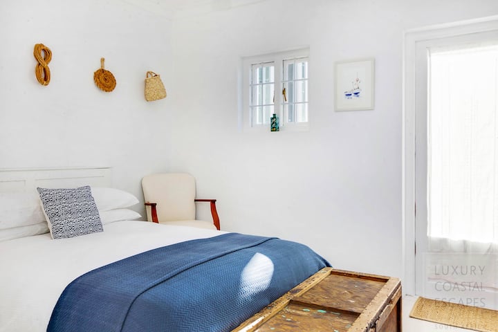 第二间卧室配有双人床