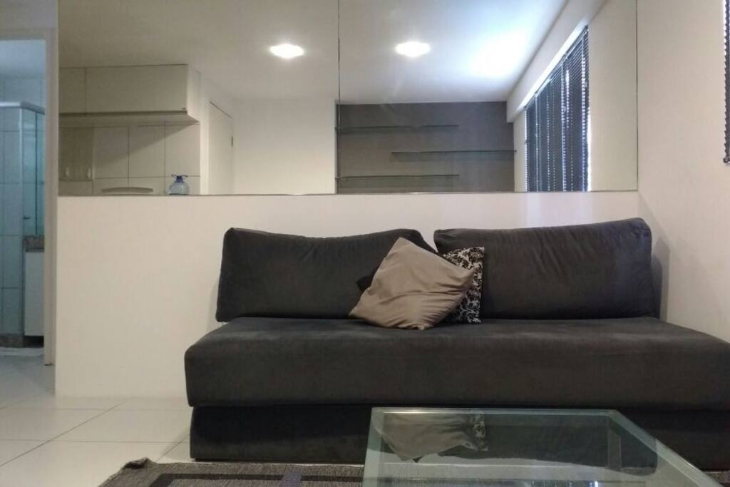 Mesa de Centro e Parede Espelhada