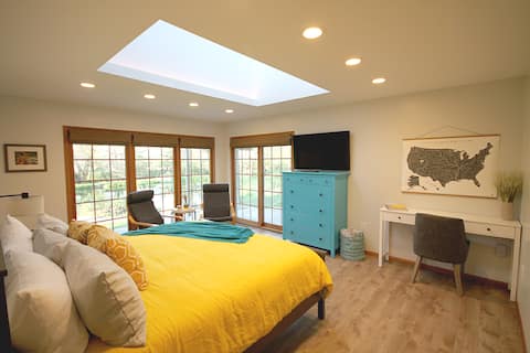 Sun-Splashed Private Cottage 10-min to U of I
