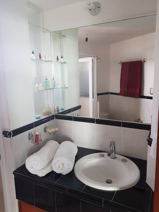 Baño con toallas.