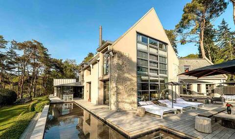VILLA WITH FEET IN THE WATER OF BRITTANY