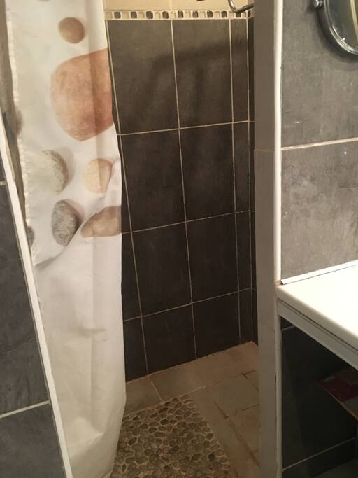 Salle de bain en commun avec douche à l’italienne