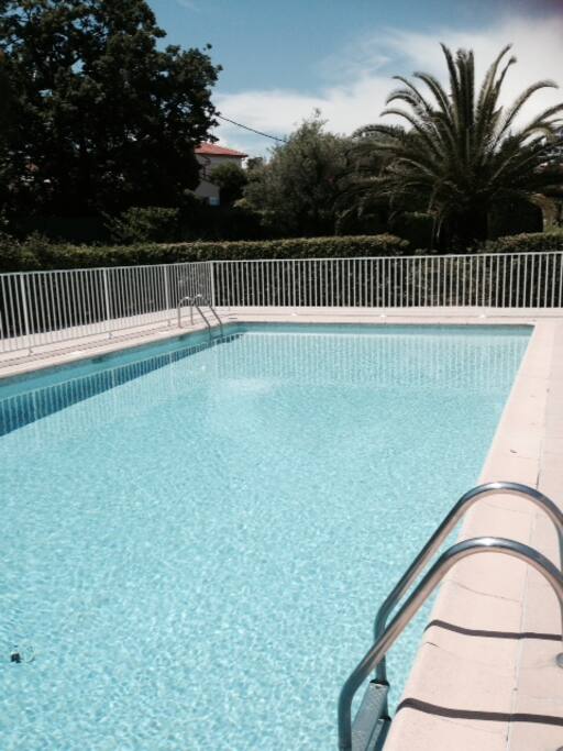 La piscine protégée de la résidence
