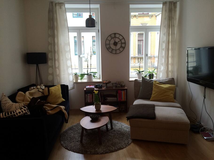 Gemütliches und helles Wohnzimmer inklusive Fernseher