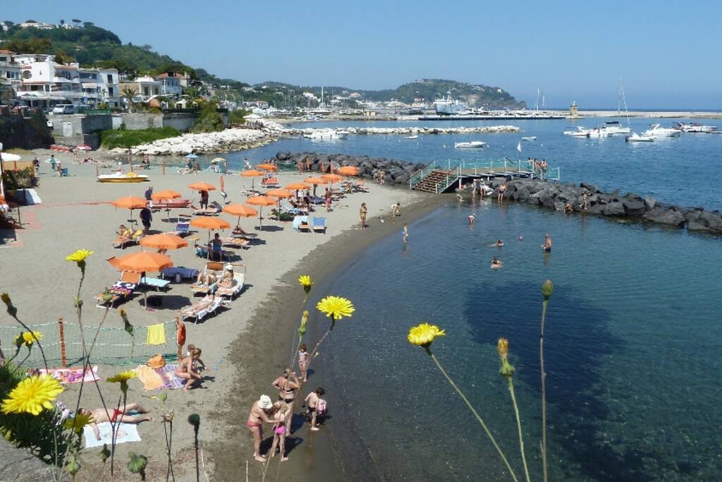 Casamicciola è famosa per le sue spiagge.
Questa è a 150 m da Casa Romano.