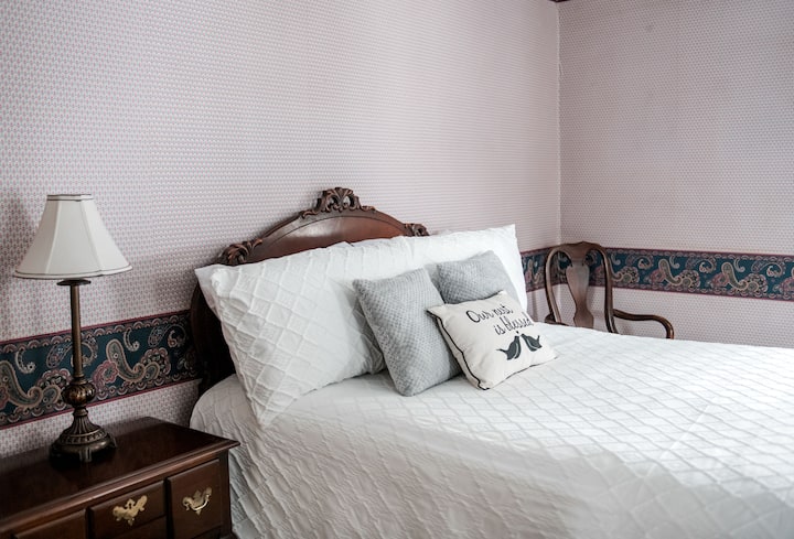 Bedroom 5. Queen bed.