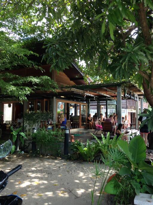 มีร้านอาหาร กาแฟสด บริเวณที่พัก
