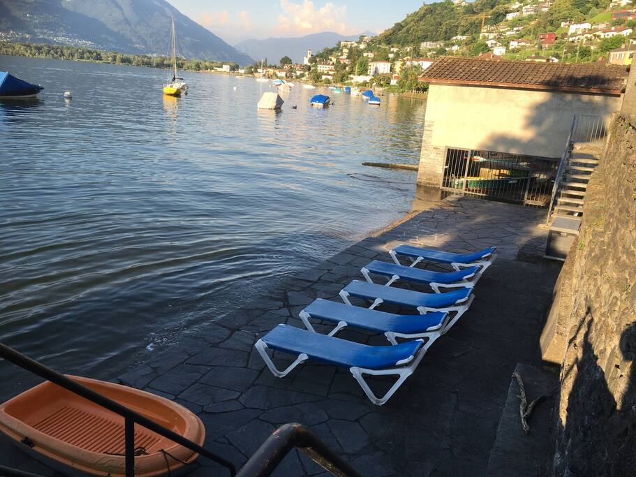Privater Seeanstoss. -- private beach at Lago Maggiore