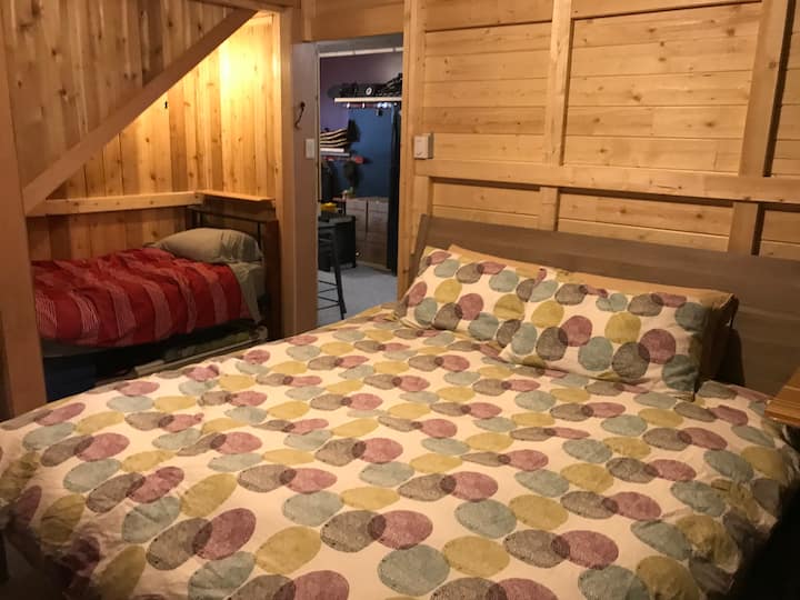 Dormitorio en la planta baja con cama tamaño king y cama doble. 