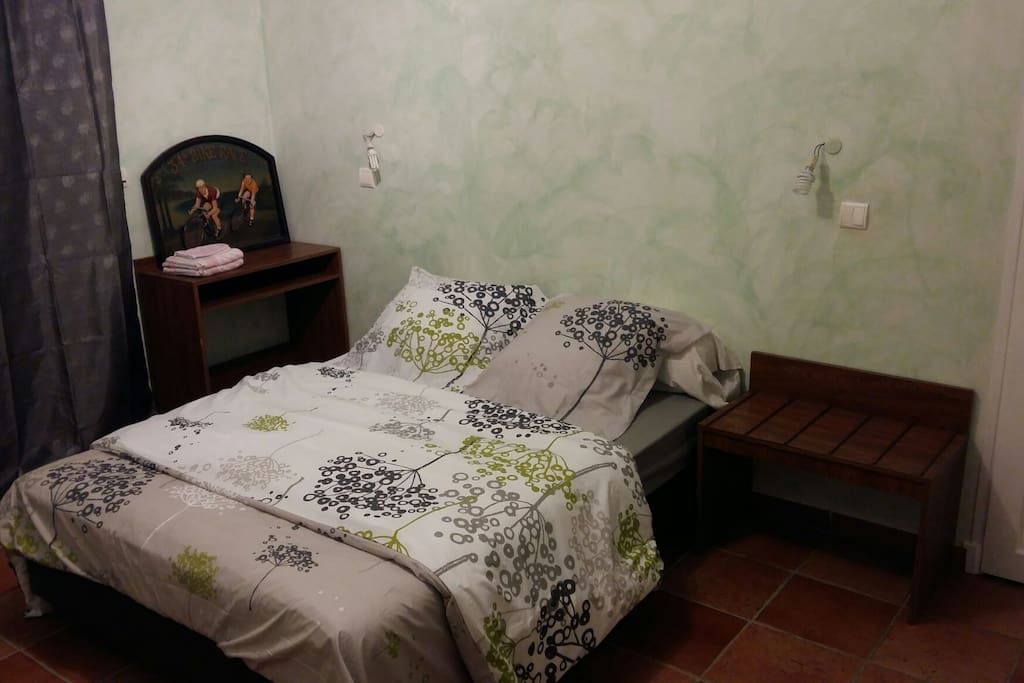 chambre avec lit 140×200 et grand dressing