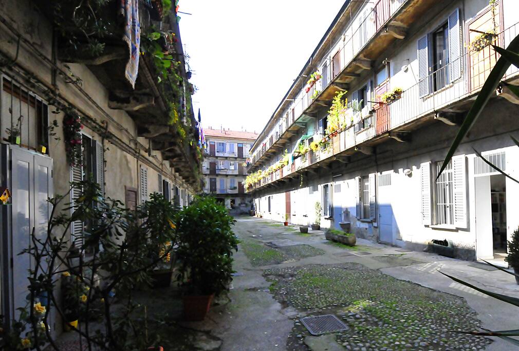 The apt is in the '800th-century Ca' Longa court (Long House in Milanese dialect)