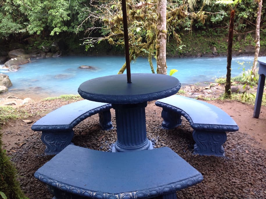 Poza con una mesa para disfrutar de la naturaleza.