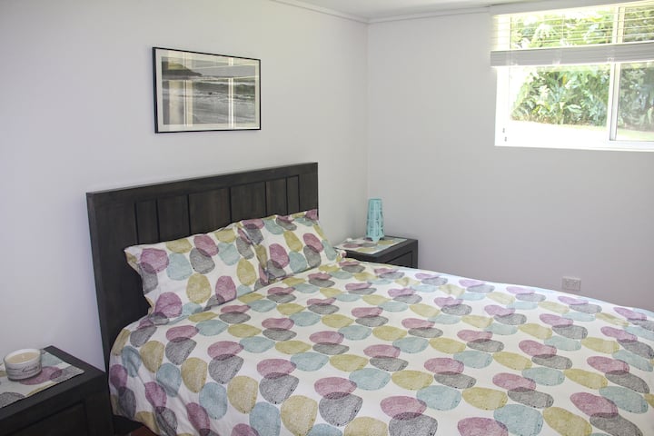 楼下：带花园景观的标准双人床卧室