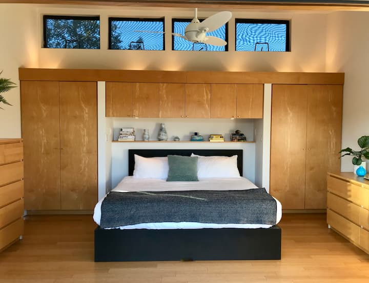 Dhomë gjumi master me krevat dopio "king" dhe shumë hapësirë magazinimi.