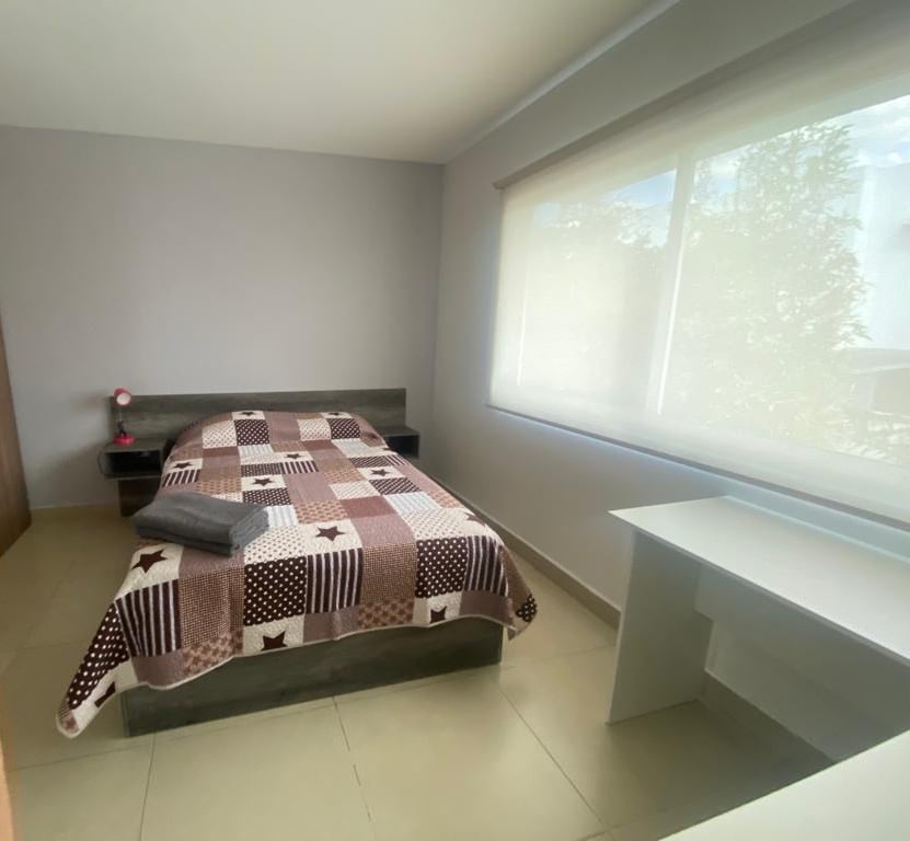 Spavaća soba 3 s radnim stolom, stolicom i bez TV-a