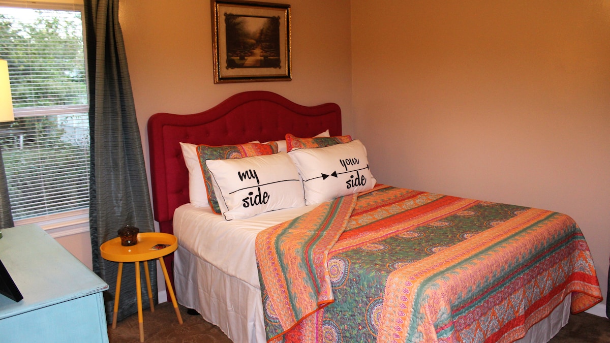 בחדר שינה 3 יש גם מיטת קווין סייז וטלוויזיה. 