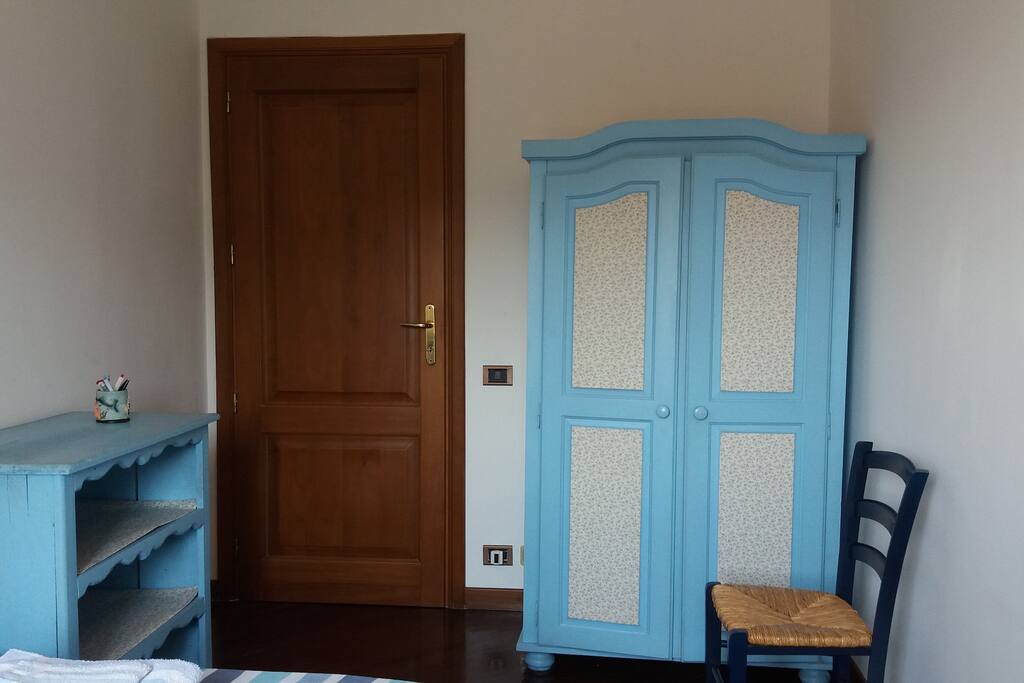Bedroom entrance and armoire - Ingresso della camera e armadio