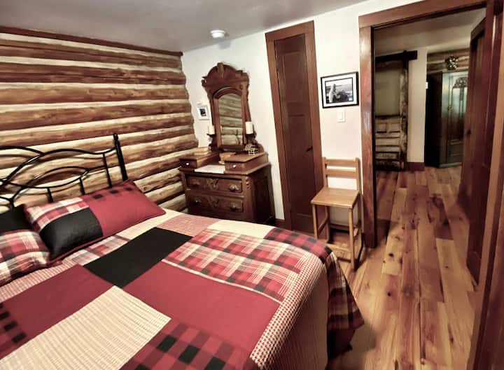 主楼层设有标准双人床卧室，附近有厕所。