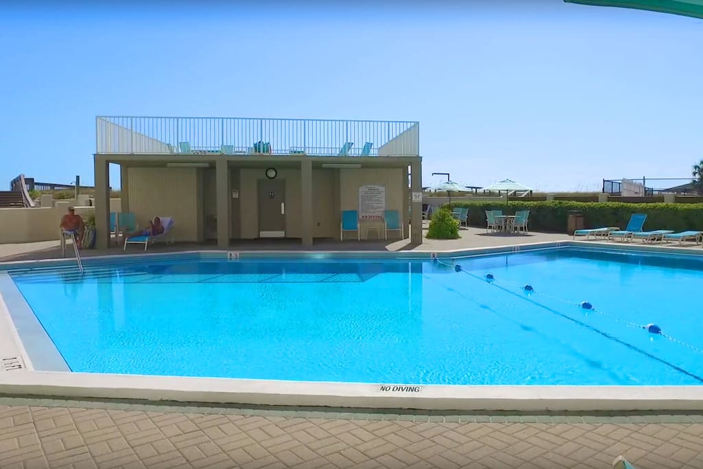 Lovely pool with upper sun deck