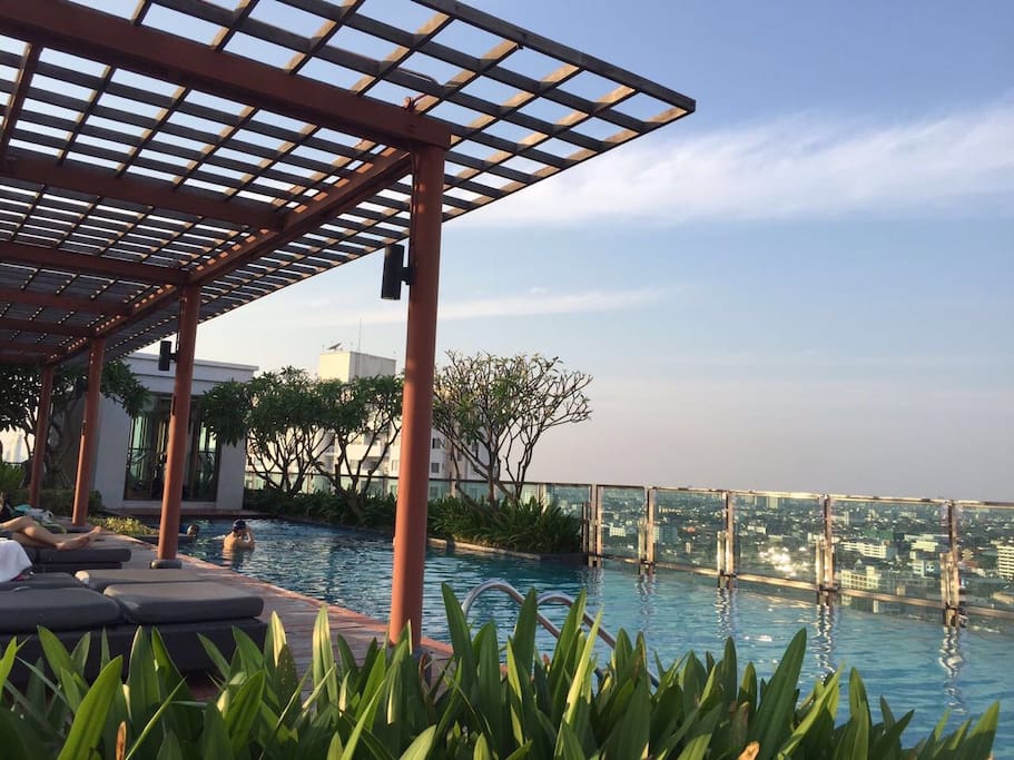 Roof top pool with spectacular view of Bangkok metropolis