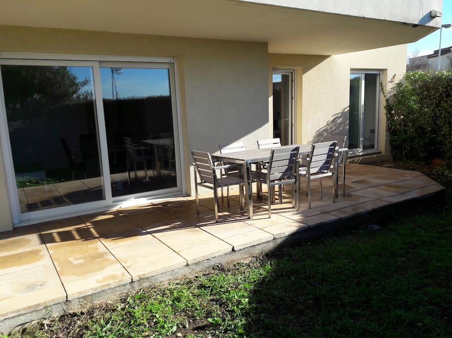 Terrasse abritée directement accessible depuis le séjour et la cuisine