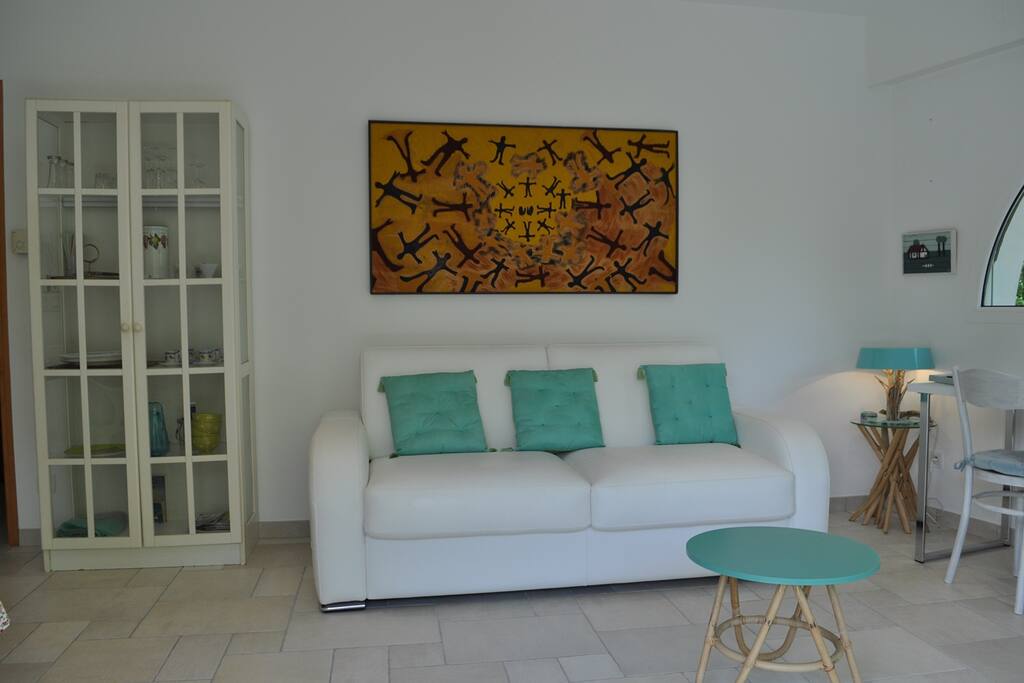 Wohnzimmer mit ausziehbarer Ledercouch